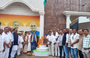 पूर्व विधायक डॉ.लक्ष्मी ध्रुव के निवास मे काग्रेसियो ने फहराया तिरंगा ..