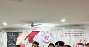 गरियाबंद पुलिस के आरक्षक अखिलेश वैष्णव “छ.ग. रत्न सम्मान 2026” से सम्मानित, 50 से अधिक बार रक्तदान कर पेश की मानवता की मिसाल
