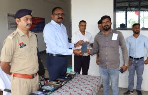 सक्ती पुलिस की बड़ी उपलब्धि: 50 लाख रुपये कीमत के 240 गुम मोबाइल बरामद कर मोबाइल धारकों को वापस किया
