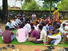 ग्रामीणो के साथ जमीन में बैठकर जिला पंचायत सीईओ ने सुनी मन की बात