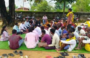 ग्रामीणो के साथ जमीन में बैठकर जिला पंचायत सीईओ ने सुनी मन की बात