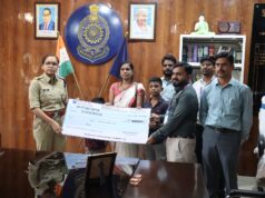 कर्तव्यनिष्ठ आरक्षक के परिजनों को संबल: पुलिस अधीक्षक रत्ना सिंह ने सौंपा 10 लाख रुपए का चेक