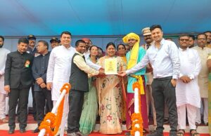 सांसद लोकसभा क्षेत्र जांजगीर – चांपा कमलेश जांगड़े ने किया जिला स्तरीय समारोह में किया ध्वजारोहण कर परेड की ली सलामी