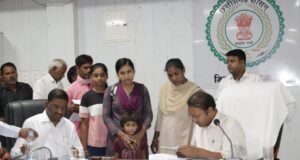 कलेक्टर ने जनदर्शन में विभिन्न समस्याओं के प्राप्त 32 आवेदन के निराकरण के लिए दिए निर्देश