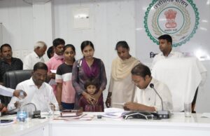 कलेक्टर ने जनदर्शन में विभिन्न समस्याओं के प्राप्त 32 आवेदन के निराकरण के लिए दिए निर्देश