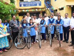 छात्राओं को विधायक योगेश्वर ने वितरित की साइकिल, दी शुभकामनाएं
