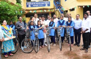 छात्राओं को विधायक योगेश्वर ने वितरित की साइकिल, दी शुभकामनाएं