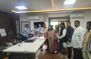 भारतीय मजदूर संघ द्वारा एनएमडीसी में स्थानीय भर्ती सहित 14 सूत्रीय मांगों क़ो लेकर प्रधानमंत्री के नाम कलेक्टर क़ो दिया गया ज्ञापन