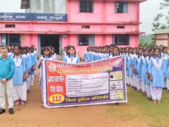 यातायात नियमों की अनदेखी पर पुलिस की सख्ती गरियाबंद पुलिस ने स्कूली बच्चों को दी यातायात जागरूकता की समझाइश