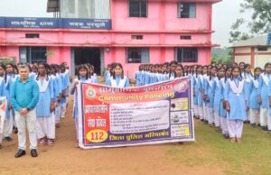 यातायात नियमों की अनदेखी पर पुलिस की सख्ती गरियाबंद पुलिस ने स्कूली बच्चों को दी यातायात जागरूकता की समझाइश