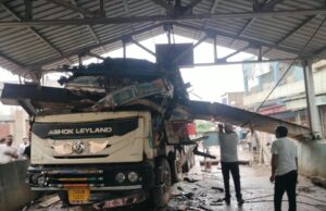 भाटापारा पुलिस की मुस्तैदी: डायल 112 की टीम ने देर रात अंडरब्रिज हादसे में फंसे घायल ट्रक चालक की बचाई जान