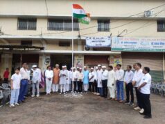 राजीव भवन में जिलाध्यक्ष चंद्रेश ने किया ध्वजारोहण