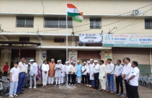 राजीव भवन में जिलाध्यक्ष चंद्रेश ने किया ध्वजारोहण