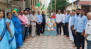 दूध गंगा प्रसंस्करण सहकारी समिति में प्राधिकृत अधिकारी गणेश जोशी ने किया ध्वजारोहण