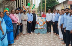 दूध गंगा प्रसंस्करण सहकारी समिति में प्राधिकृत अधिकारी गणेश जोशी ने किया ध्वजारोहण