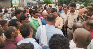 आरंग: 35.05 मीट्रिक टन खाद की नीलामी टली, समोदा-लवन मार्ग पर किसानों का चक्काजाम