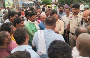 आरंग: 35.05 मीट्रिक टन खाद की नीलामी टली, समोदा-लवन मार्ग पर किसानों का चक्काजाम