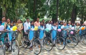 सरस्वती साइकिल योजना के तहत 89 छात्राओं को मिली साइकिल