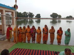 सावन शिवरात्रि व्रत, महिलाओं ने हाथों में जल ले किया स्नान