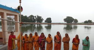 सावन शिवरात्रि व्रत, महिलाओं ने हाथों में जल ले किया स्नान