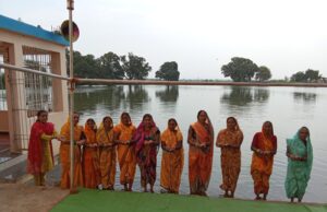 सावन शिवरात्रि व्रत, महिलाओं ने हाथों में जल ले किया स्नान