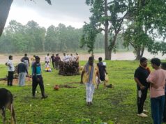 जनकपुर में मुक्तिधाम का अभाव: बारिश में तिरपाल के सहारे अंतिम संस्कार, जिला प्रशासन से जवाबदेही की मांग