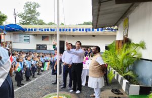 परमेश्वरी पब्लिक स्कूल में रिटायर्ड मेजर डॉ. ऋषि अग्रवाल ने किया ध्वजारोहण