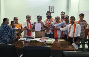 हिंदू देवी-देवताओं, भारतीय सेना पर अभद्र टिप्पणी करने वालों पर कार्रवाई की मांग, शिवसेना ने कलेक्टर-एसपी को सौंपा ज्ञापन