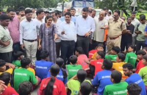 एकलव्य स्कूल के छात्रों का बवाल! खाने में कीड़े और अभद्र व्यवहार के विरोध में हाईवे जाम