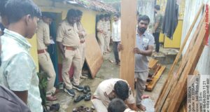 सरकारी कुर्सी की आड़ में लकड़ी की तस्करी! पंचायत सचिव के घर वन विभाग की ‘पलंग तोड़’ रेड, अवैध सागौन जब्त