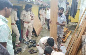 सरकारी कुर्सी की आड़ में लकड़ी की तस्करी! पंचायत सचिव के घर वन विभाग की ‘पलंग तोड़’ रेड, अवैध सागौन जब्त