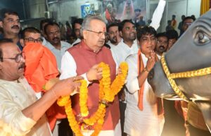 रुद्राभिषेक में शामिल हुए पूर्व मुख्यमंत्री व विधानसभा अध्यक्ष डॉ रमन सिंह