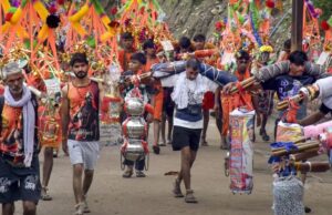 कांवड़ यात्रा का असली इतिहास: आखिर सावन में ही क्यों चढ़ाया जाता है भोलेनाथ को गंगाजल?
