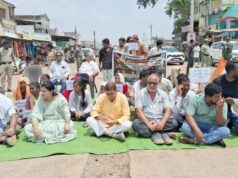खैरागढ़ में कॉलेज भवन की मांग पर छात्रों का प्रदर्शन, चक्काजाम; विधायक हर्षिता बघेल ने सरकार को घेरा