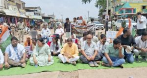 खैरागढ़ में कॉलेज भवन की मांग पर छात्रों का प्रदर्शन, चक्काजाम; विधायक हर्षिता बघेल ने सरकार को घेरा