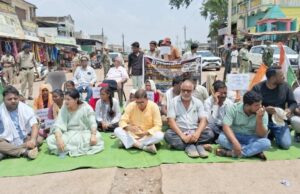 खैरागढ़ में कॉलेज भवन की मांग पर छात्रों का प्रदर्शन, चक्काजाम; विधायक हर्षिता बघेल ने सरकार को घेरा