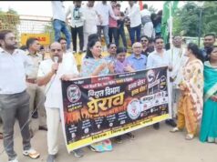 स्मार्ट मीटर पर धमतरी में बवाल! लालटेन लेकर सड़क पर उतरी कांग्रेस, बिजली विभाग का घेराव