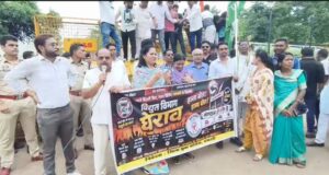 स्मार्ट मीटर पर धमतरी में बवाल! लालटेन लेकर सड़क पर उतरी कांग्रेस, बिजली विभाग का घेराव