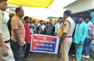 बाजार में खरीदारी के साथ ग्रामीणों ने सीखा सड़क पर सुरक्षित रहने का सबक