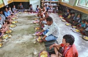 कुआकोंडा में एक साथ 201 स्कूलों में लगा न्योता भोज, हजार से अधिक बच्चे और पालक हुए शामिल