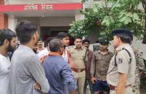 घर में प्रार्थना सभा पर बवाल! धर्म परिवर्तन के आरोप लगाकर हिंदू जागरण मंच ने किया विरोध, मौके पर पहुंची पुलिस