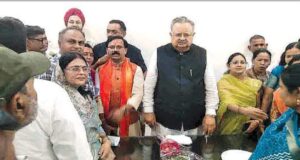 डोंगरगढ़ भाजपा में फिर बवाल! मंडल भंग होने से नाराज सैकड़ों कार्यकर्ता पहुंचे डॉ. रमन सिंह के दरबार