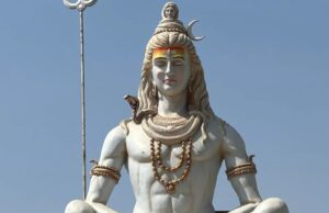 सावन के दूसरे सोमवार पर न छोड़ें ये मौका! शिवलिंग पर जल चढ़ाकर करें ये आरती, जपें महादेव के खास मंत्र