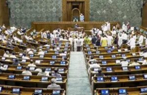 विपक्ष के हंगामे के बीच संसद की कार्यवाही कल तक स्थगित, लोकसभा में ट्रिब्यूनल सुधार बिल ध्वनिमत से पारित