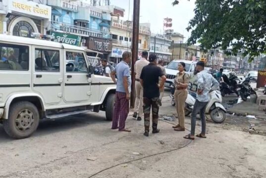 नकली पुलिस ने दिनदहाड़े बुजुर्ग को बनाया शिकार, सोने की चेन-अंगूठी उतरवाई और थमा गए नकली गहने