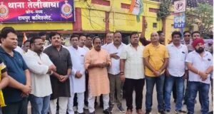 गौमाताओं की मौत पर भड़की कांग्रेस, तेलीबांधा थाने के सामने प्रदर्शन; निगम अफसरों पर FIR की मांग