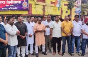 गौमाताओं की मौत पर भड़की कांग्रेस, तेलीबांधा थाने के सामने प्रदर्शन; निगम अफसरों पर FIR की मांग