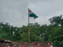 दूध गंगा प्रसंस्करण सहकारी समिति में प्राधिकृत अधिकारी गणेश जोशी ने किया ध्वजारोहण
