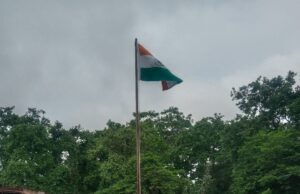 दूध गंगा प्रसंस्करण सहकारी समिति में प्राधिकृत अधिकारी गणेश जोशी ने किया ध्वजारोहण
