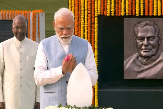 8वीं पुण्यतिथि पर पूर्व पीएम अटल बिहारी वाजपेयी को देश कर रहा नमन, राष्ट्रपति और पीएम मोदी ने दी श्रद्धांजलि